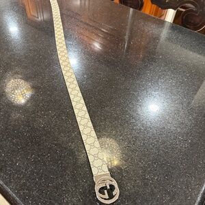 Gucci GG Supreme canvas belt with the silver Interlocking G buckle